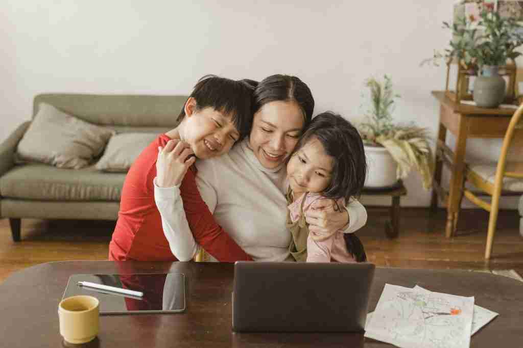 Home 1 Mum and kid on laptop