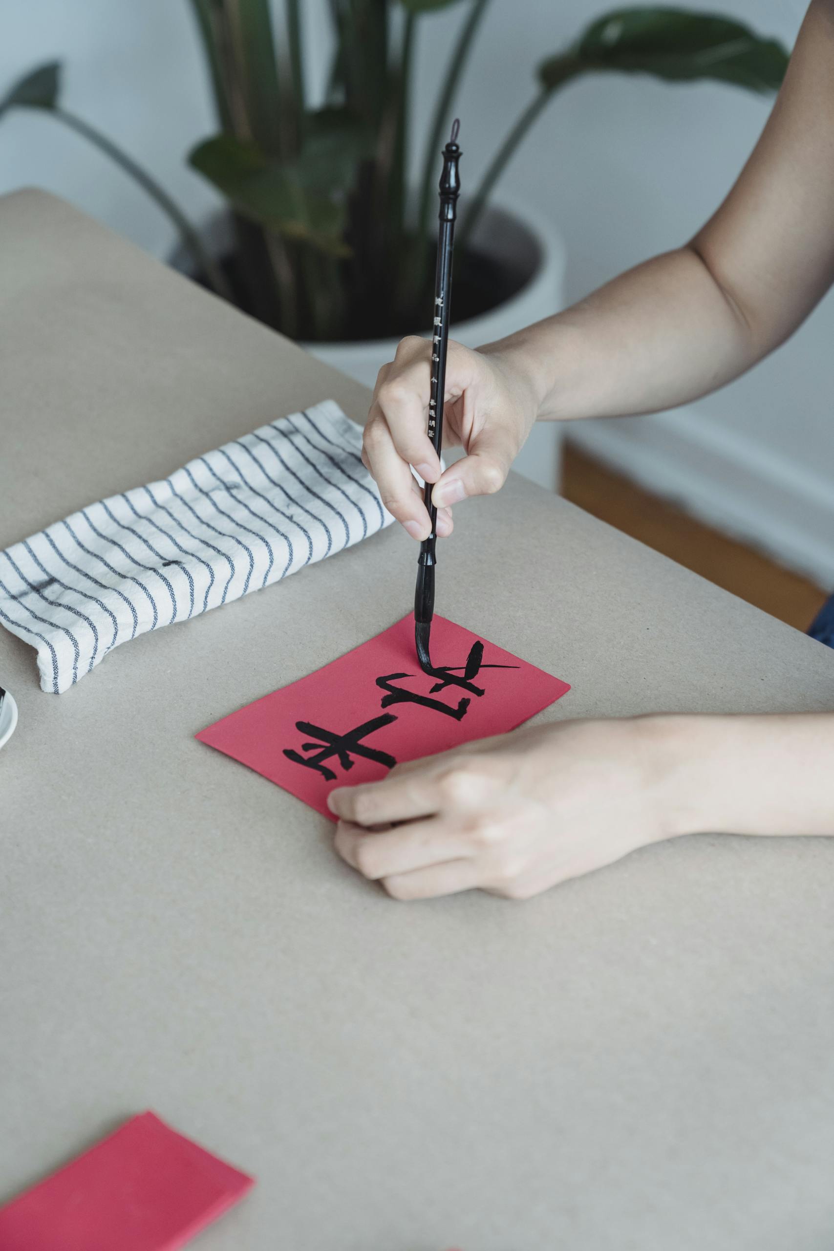 “我係 (Ngo5 Hai6)” or “我是(Ngo5 Si6)”: Helping Children Bridge Spoken and Written Chinese